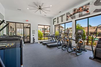 the gym at the landing at pullman apartments in pullman